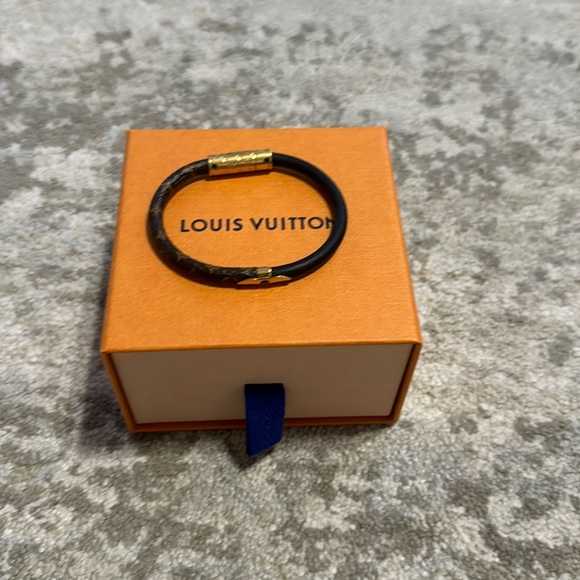 LOUIS VUITTON BRACELET - Picture 1 of 4
